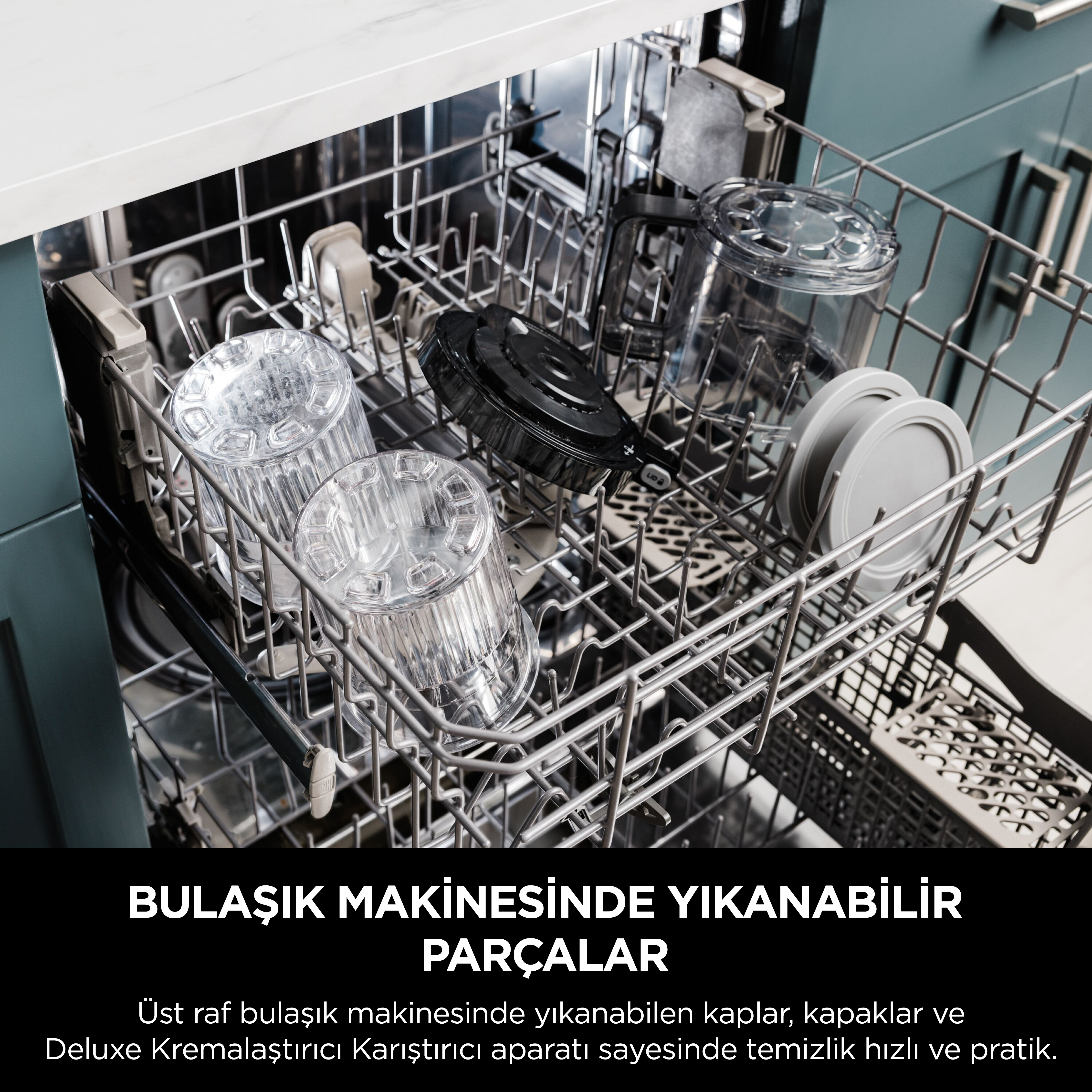 Bulaşık makinesi içi, bardaklar, kapaklar ve bir karıştırma aparatı ile. Eşyalar metal bir rafta, temizlemeye hazır.