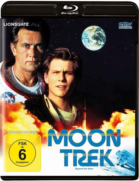 Blu-ray-Cover von Moon Trek. Zwei Männer, Weltraumhintergrund mit Erde, Rakete und Astronaut. Gelber Aufkleber mit Altersfreigabe.