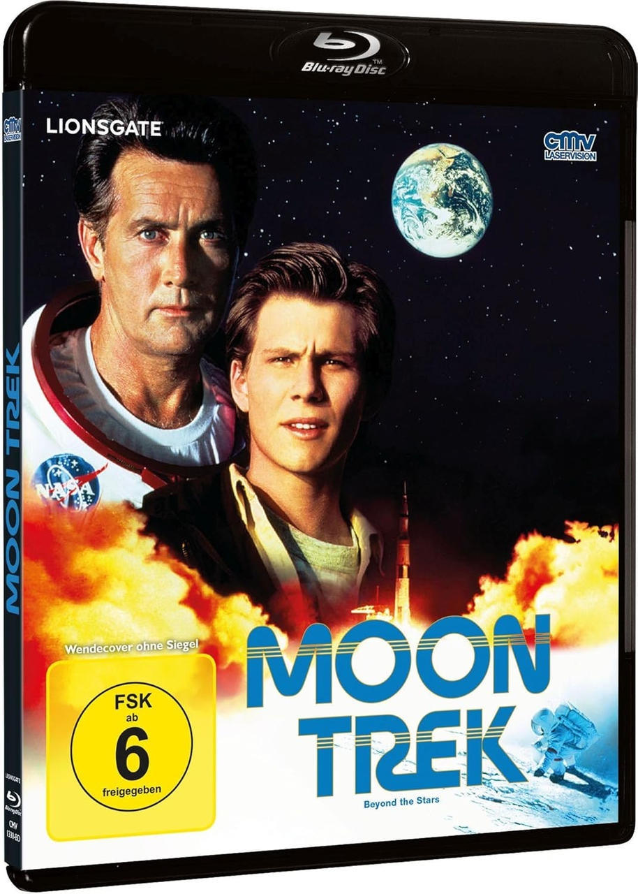 Blu-ray-Cover des Films 'Moon Trek'. Es zeigt zwei Männer, eine Weltraumszene und die Erde. Der Titel ist blau.