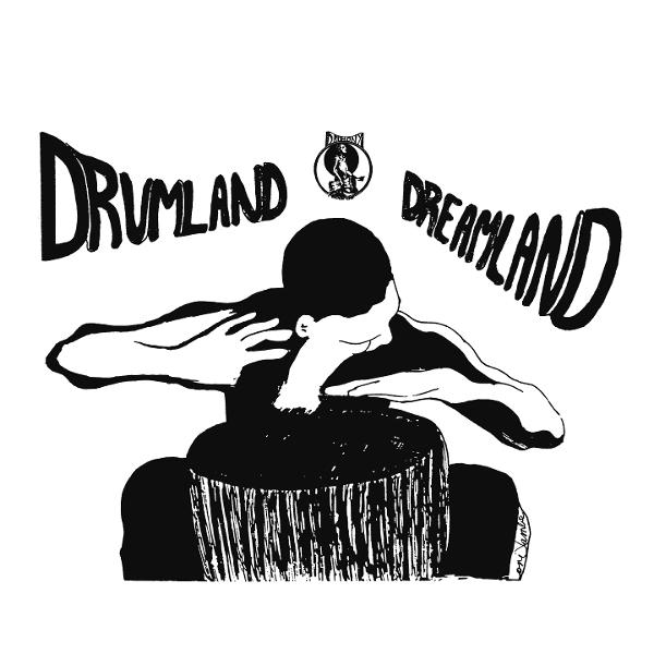 Schwarz-Weiß-Illustration. Eine Person spielt Schlagzeug mit den Worten 'Drumland Dreamland' darüber. Ein Logo ist ebenfalls vorhanden.