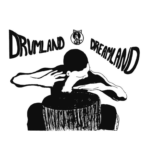 Schwarz-Weiß-Illustration. Eine Person spielt eine Trommel. Text lautet "Drumland Dreamland". Ein Logo befindet sich über der Person.