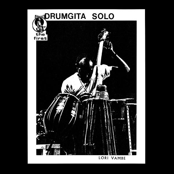 Schwarz-Weiß-Bild eines Musikers, der Kontrabass und Schlagzeug spielt. Der Text lautet: DRUMGITA SOLO, LORI VAMBE.