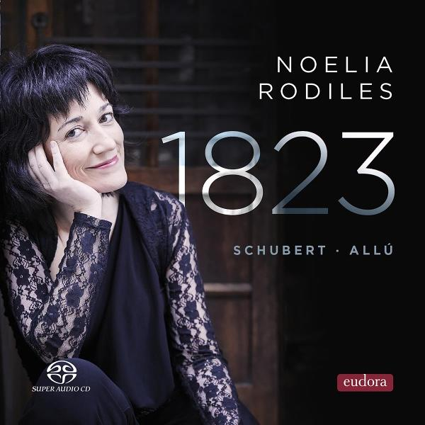 Lächelnde Frau, Kopf auf Hand gestützt. Albumcover mit Text: Noelia Rodiles, 1823, Schubert - Allú. Eudora Logo.