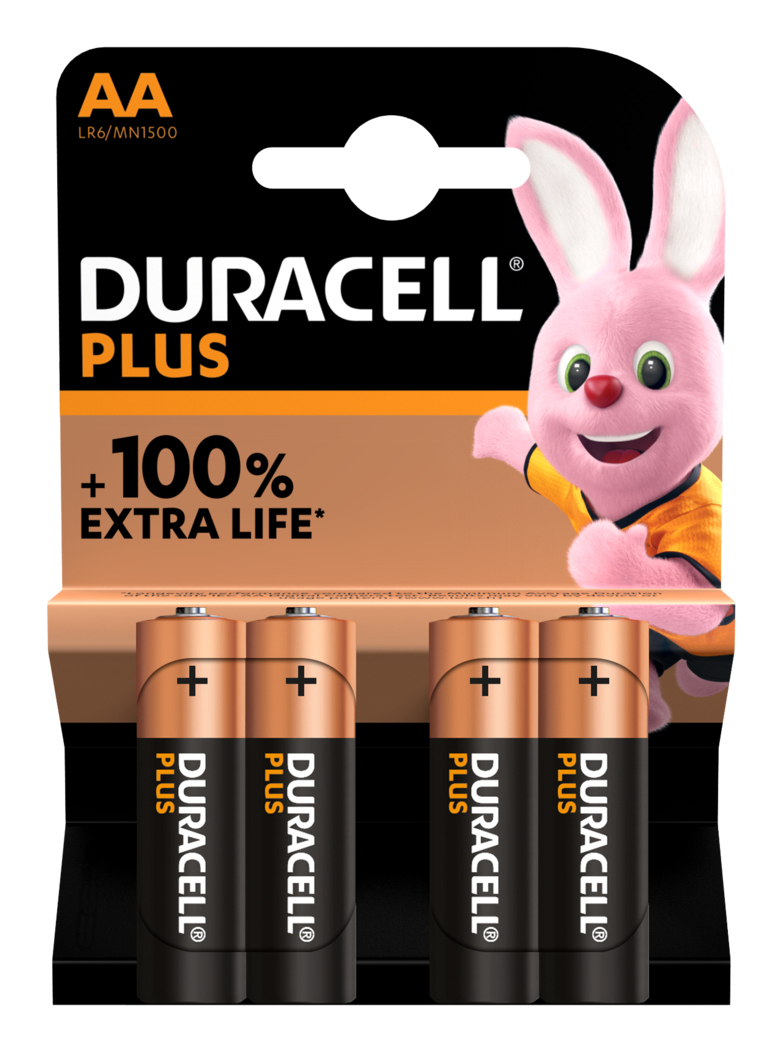 Duracell Plus Batterien-Pack. Rosa Häschen-Maskottchen rechts. Batterien sind kupferfarben und schwarz. Die Verpackung ist schwarz und orange.