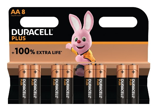 Duracell-Batteriepackung mit rosa Hasenmaskottchen. Acht AA-Batterien sind sichtbar. Auf der Packung steht +100 % extra Lebensdauer.