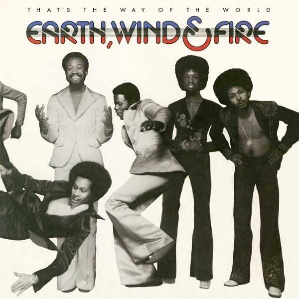 Az Earth, Wind & Fire album borítója. Hat férfi 70-es évekbeli öltözékben. A zenekar neve felül. Férfiak pózolnak, néhányan öltönyben, mások nyitott inggel, néhányan táncolnak.