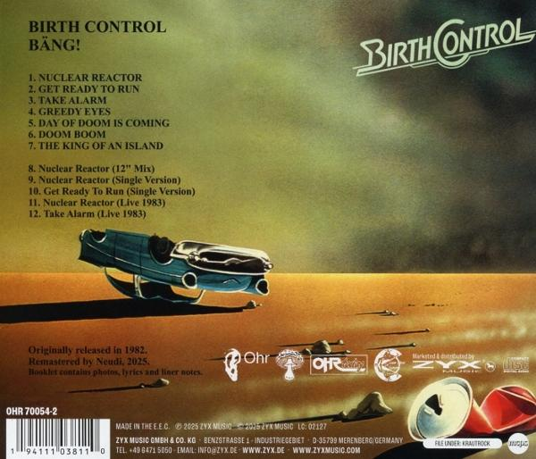 Albumcover. Ein blauer Autowrack auf einer braunen Oberfläche mit dem Bandnamen und der Titelliste. Rote und silberne Dosen sind in der Ecke.