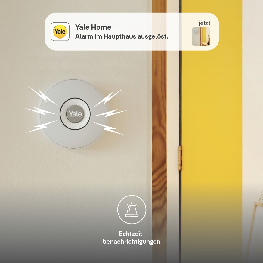 Yale Home Alarm ausgelöst. Ein weißer Alarmsensor an einer weißen Wand, eine gelbe Tür und Echtzeitbenachrichtigungen.