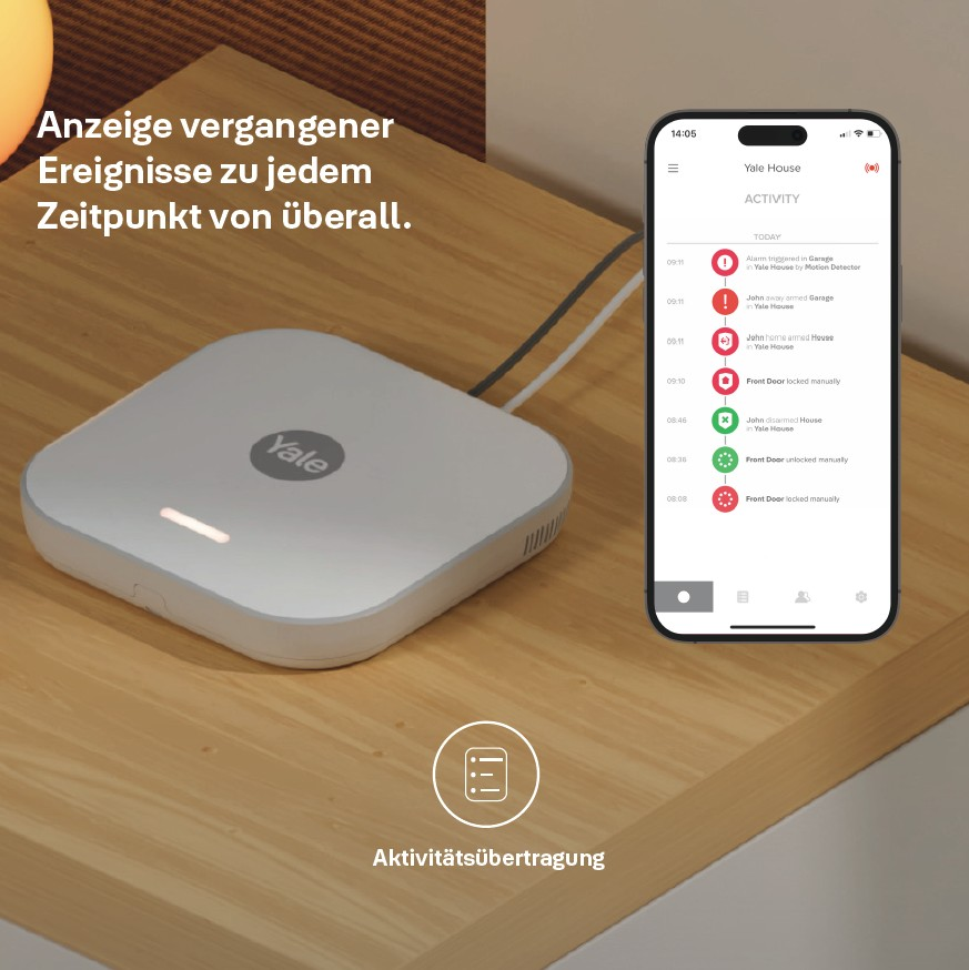 Ein Smart-Home-Gerät auf Holzoberfläche mit Telefon, das Aktivitätsprotokolle anzeigt. Text auf Deutsch.
