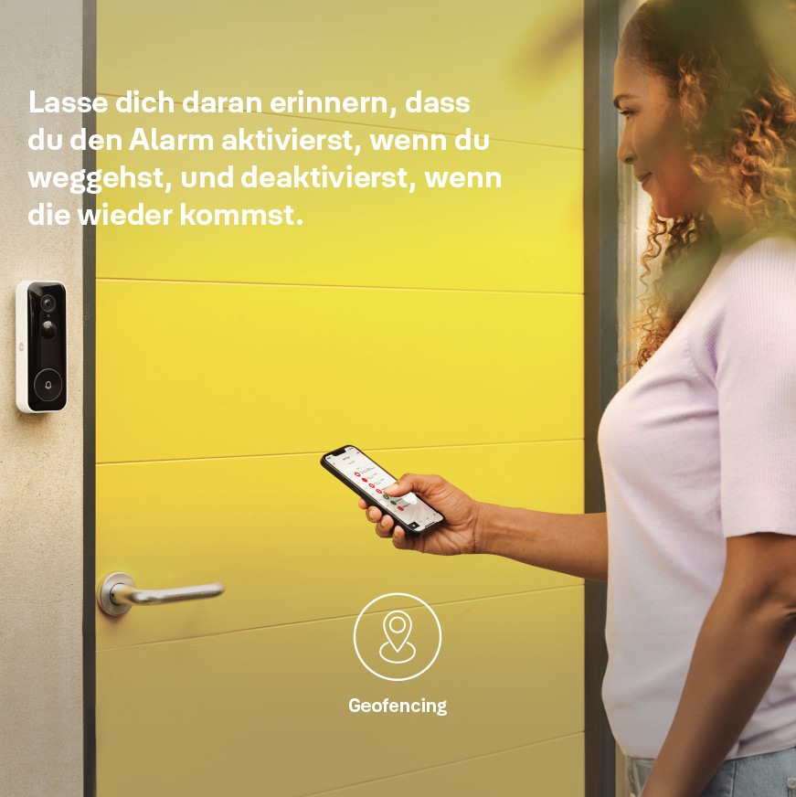 Frau mit Handy an gelber Tür. Türklingel an der Wand. Text erwähnt die Aktivierung des Alarms.