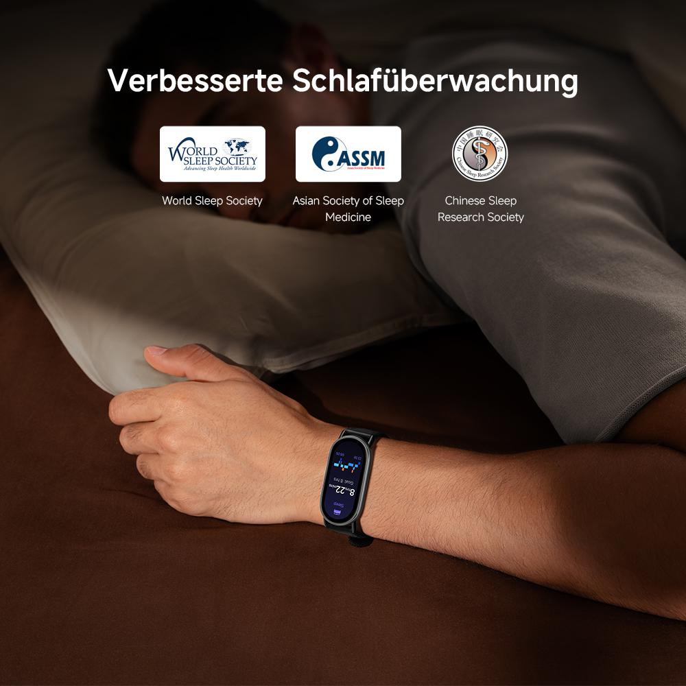 Person mit Smartwatch auf dem Bett. Die Uhr zeigt Daten an. Logos von Schlafforschungsgesellschaften im Hintergrund.