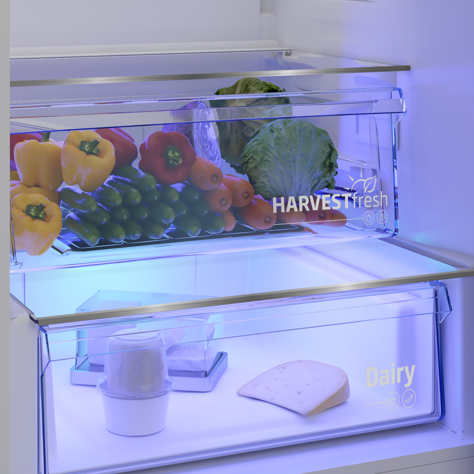 Wewnątrz lodówki warzywa znajdują się na górnej półce. Na dole są produkty mleczne. Żółta i czerwona papryka, marchew i sałata.