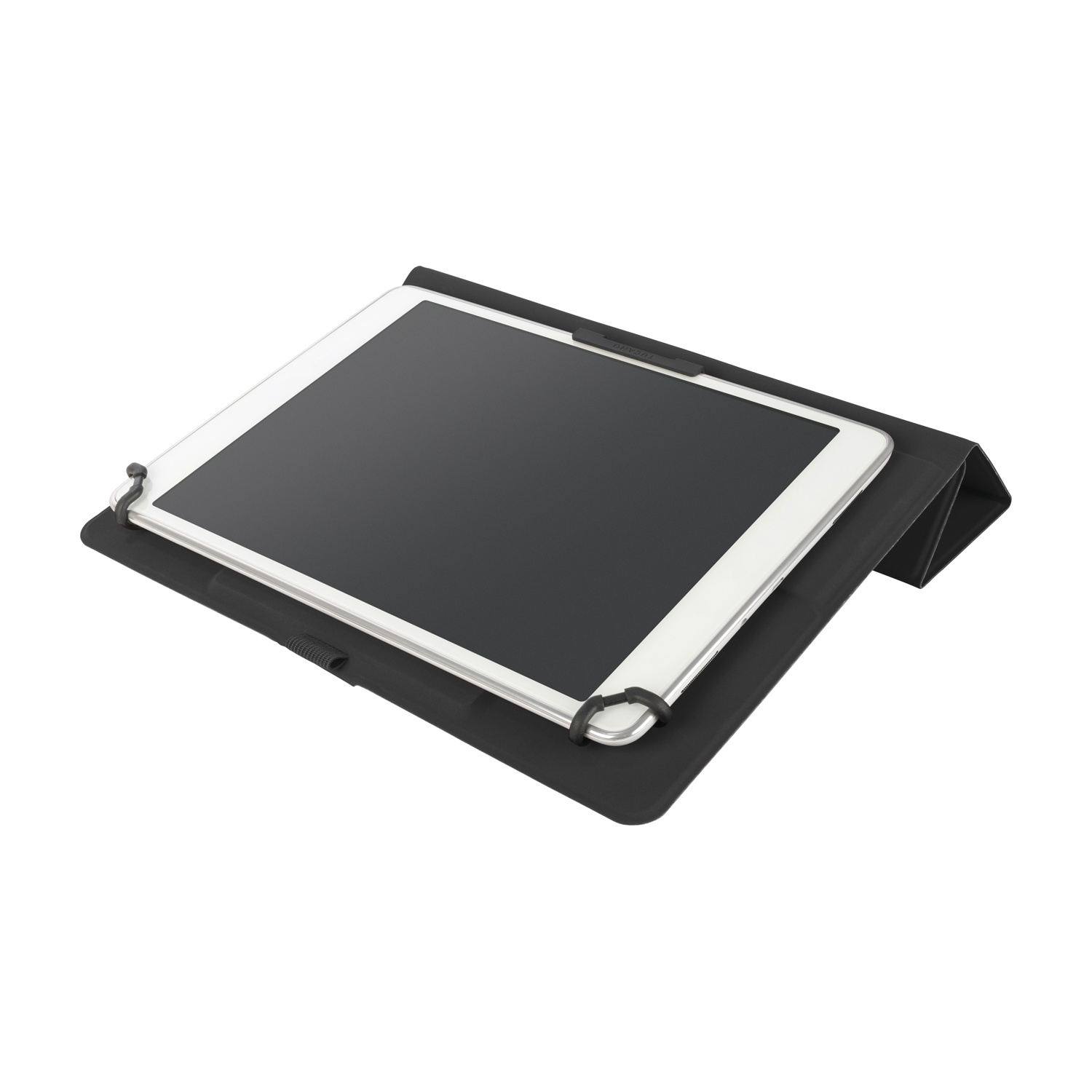 Un tablet in una custodia nera. Lo schermo è nero. La custodia è aperta, sostenendo il tablet. Sfondo bianco.