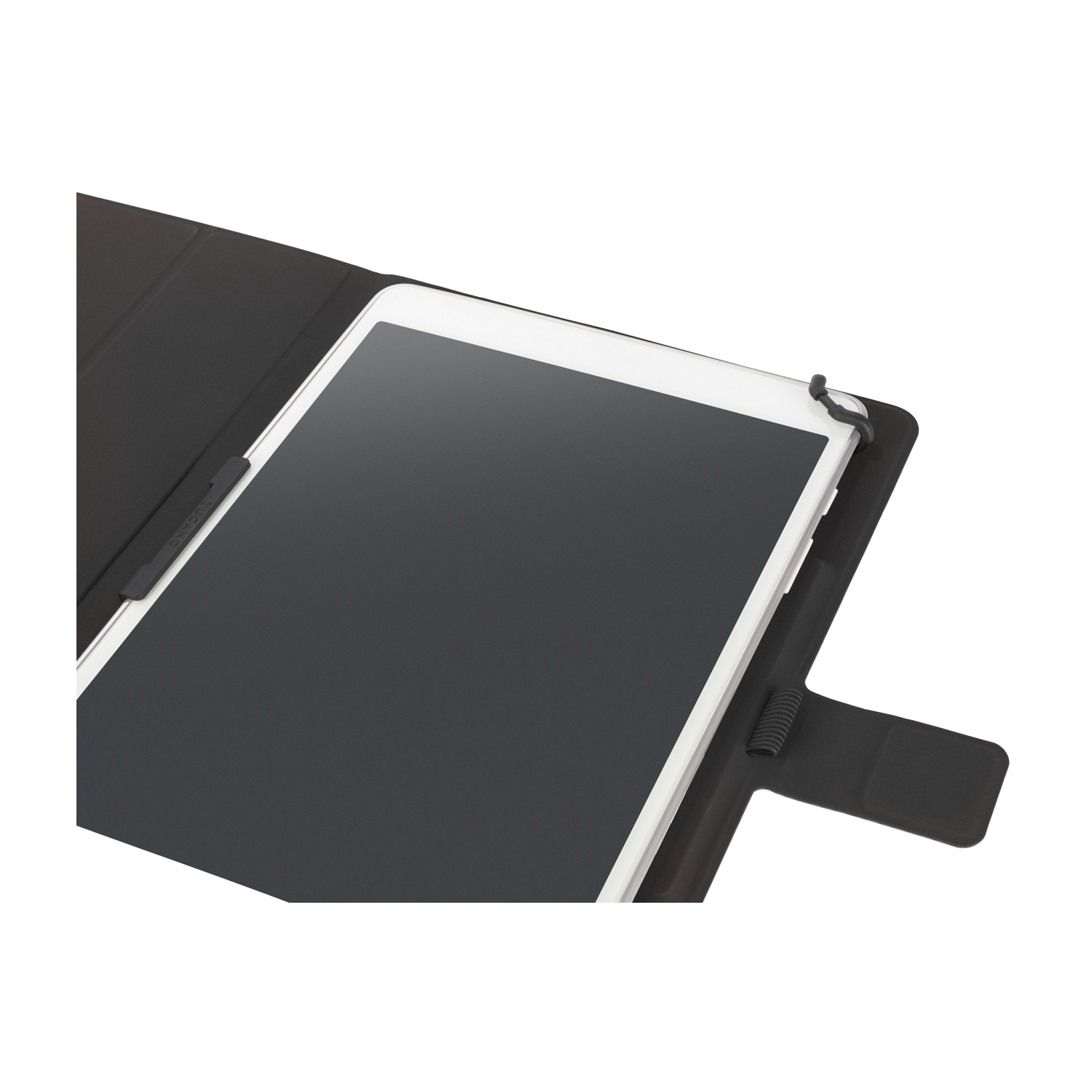 Un tablet in una custodia nera è appoggiato su una superficie bianca. Lo schermo del tablet è scuro e la custodia è aperta.