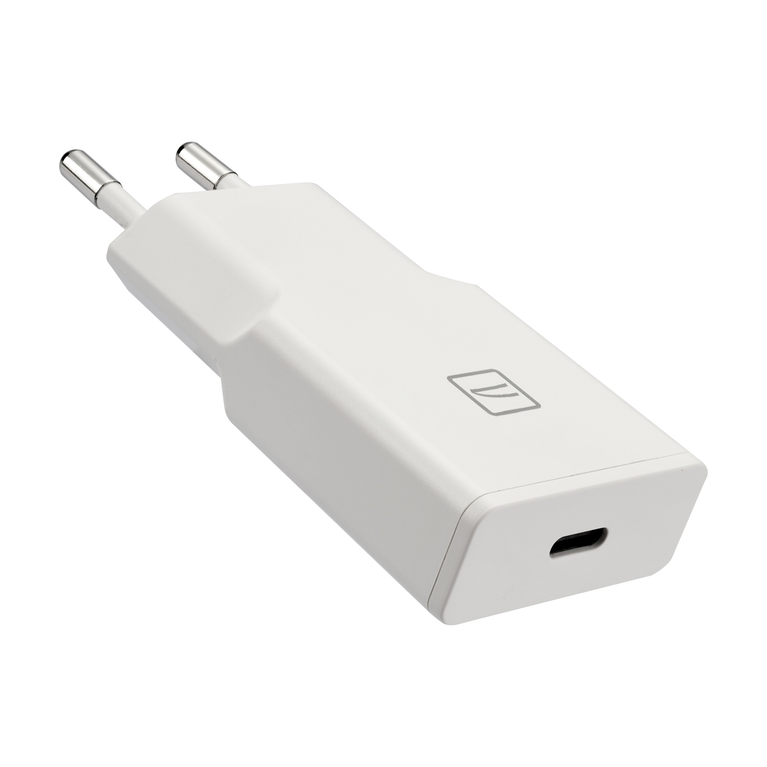 Un caricabatterie per telefono bianco con due spine e una porta USB-C. Ha un piccolo logo quadrato sul lato.