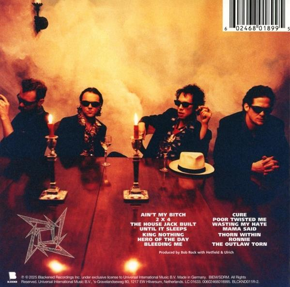 Négy férfi ül egy asztal körül gyertyákkal, borospoharakkal és egy kalappal. Album hátlapja. Metallica.