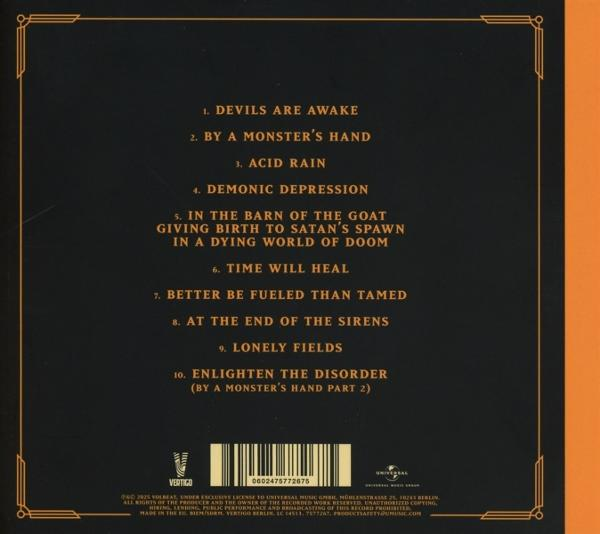 Album borítója dalszövegekkel és vonalkóddal. Sötét háttér arany szöveggel. Narancssárga szegély a jobb oldalon.