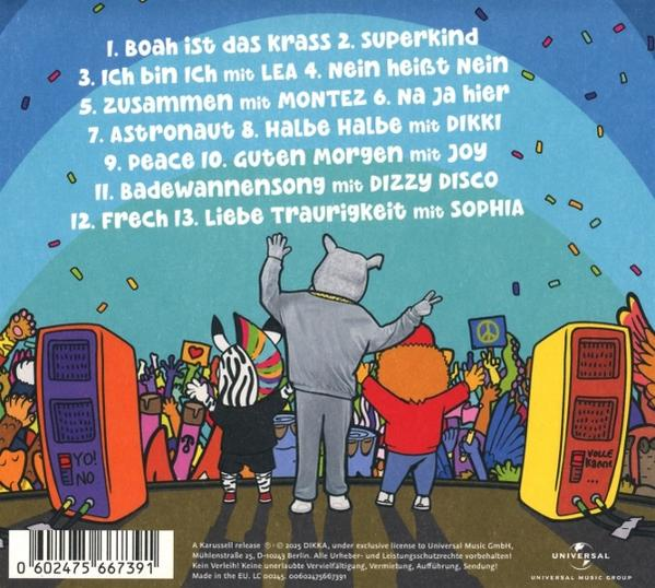 Cartoonfiguren stehen vor einer Menschenmenge. Zu den Figuren gehören ein Löwe, ein Zebra und ein Bär. Bühnenlautsprecher sind beidseitig.