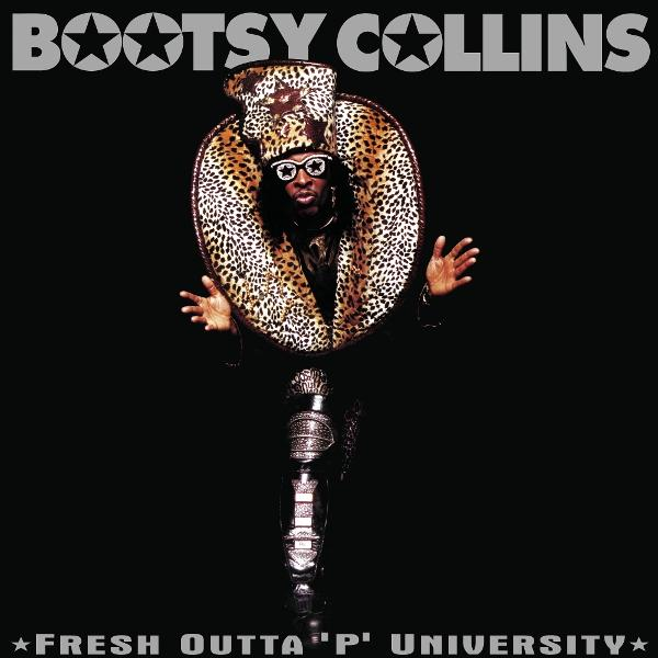 Bootsy Collins mit Leopardenhut und -kragen. Sonnenbrille, silbernes Bein, Arme ausgestreckt. Text: Bootsy Collins, Fresh Outta 'P' University.