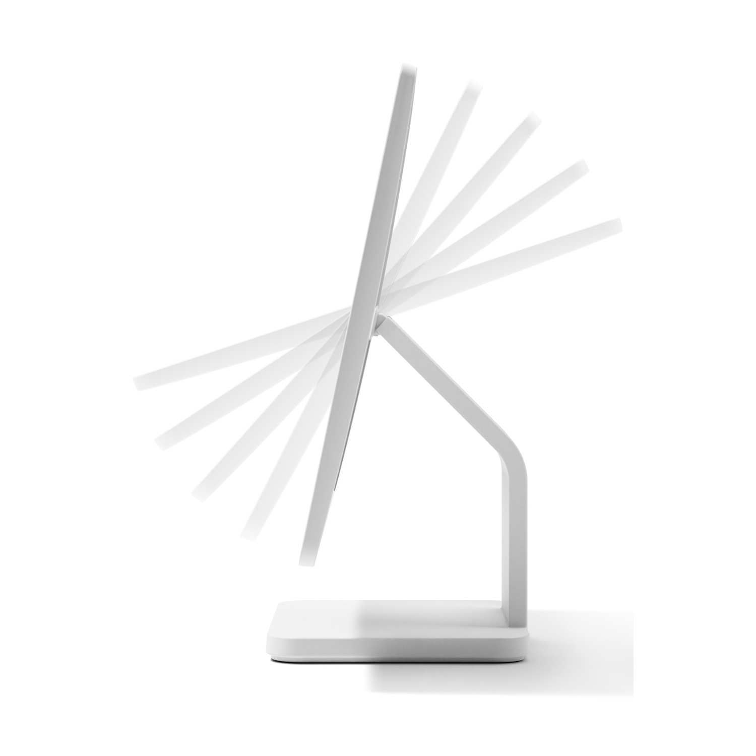 Uno specchio bianco e moderno è angolato, mostrando molteplici posizioni di regolazione. Lo specchio è su un supporto bianco contro uno sfondo bianco.
