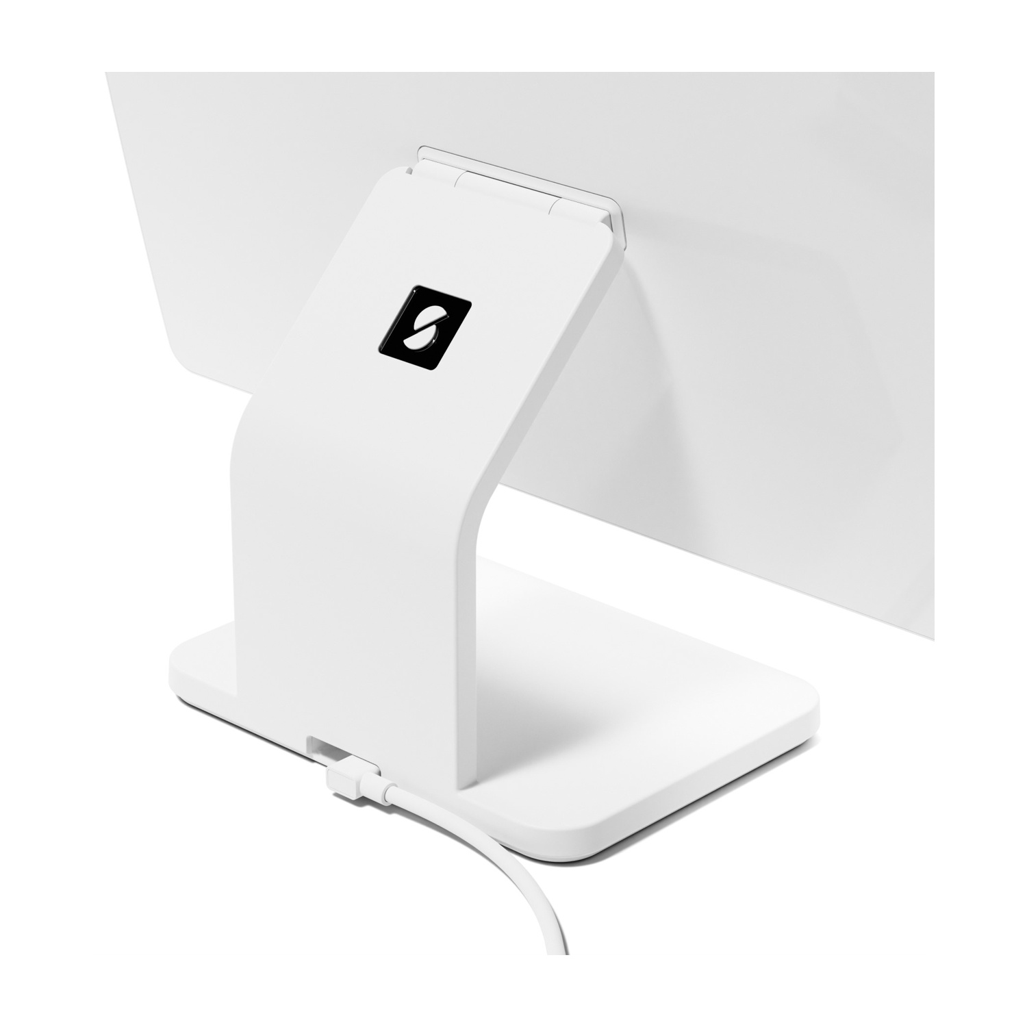 Supporto per tablet bianco con cavo bianco. Il supporto ha un logo nero. Lo schermo è visibile sullo sfondo.
