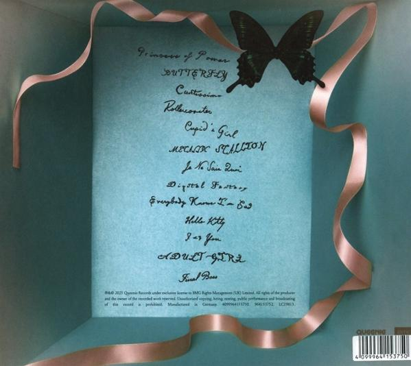 Ein tealfarbener Hintergrund mit handgeschriebenen schwarzen Songtiteln, einem schwarzen Schmetterling und rosa Schleife. Der Titel „Butterfly“ ist sichtbar.