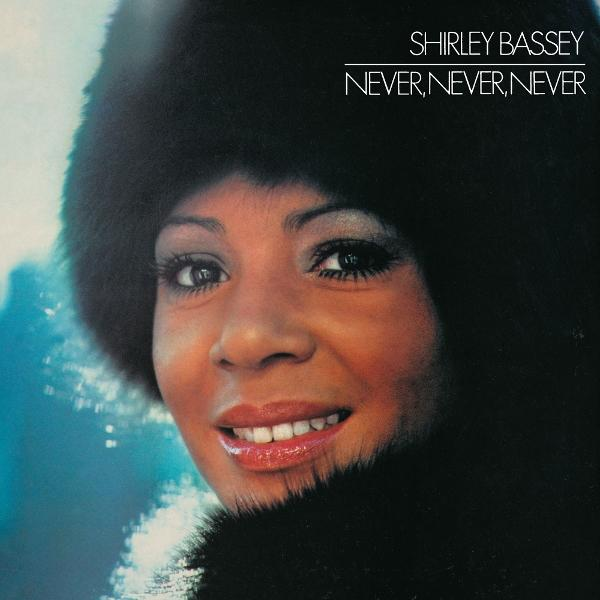 Shirley Bassey auf dem Albumcover. Sie trägt einen schwarzen Pelzhut und -mantel. Lächelndes Gesicht mit roten Lippen und dunklem Augen-Make-up.
