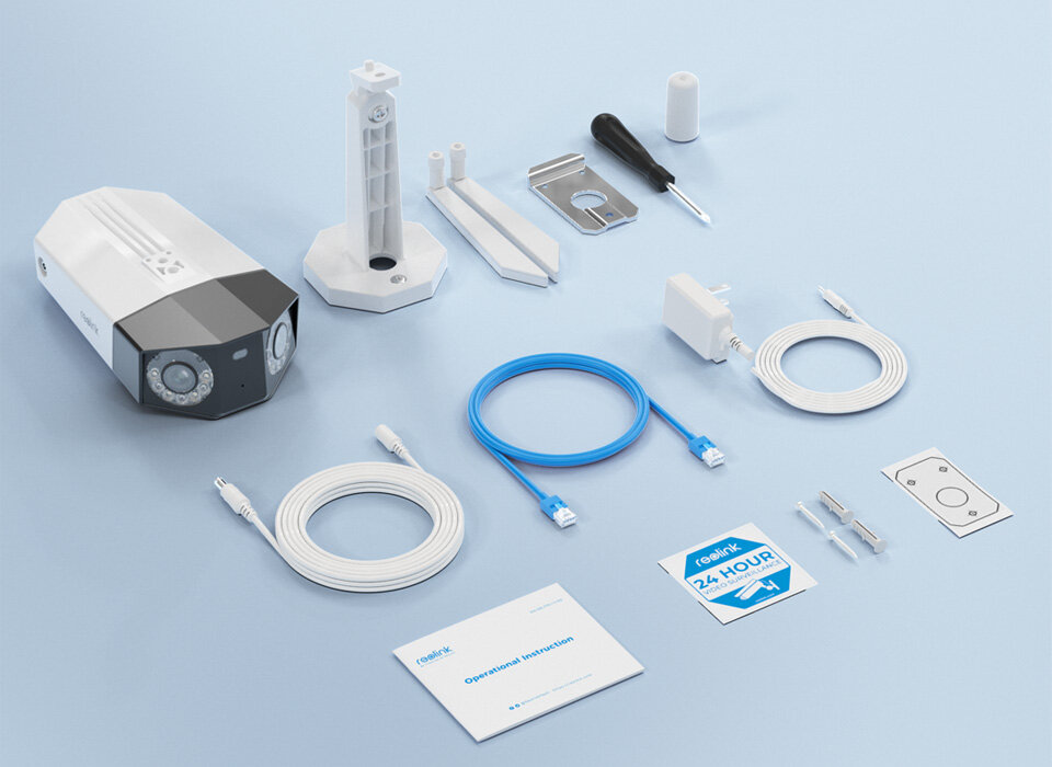 Zestaw kamery bezpieczeństwa zawiera kamerę, osprzęt montażowy, kable, zasilacz, śrubokręt i dokumentację, wszystko na niebieskim tle.