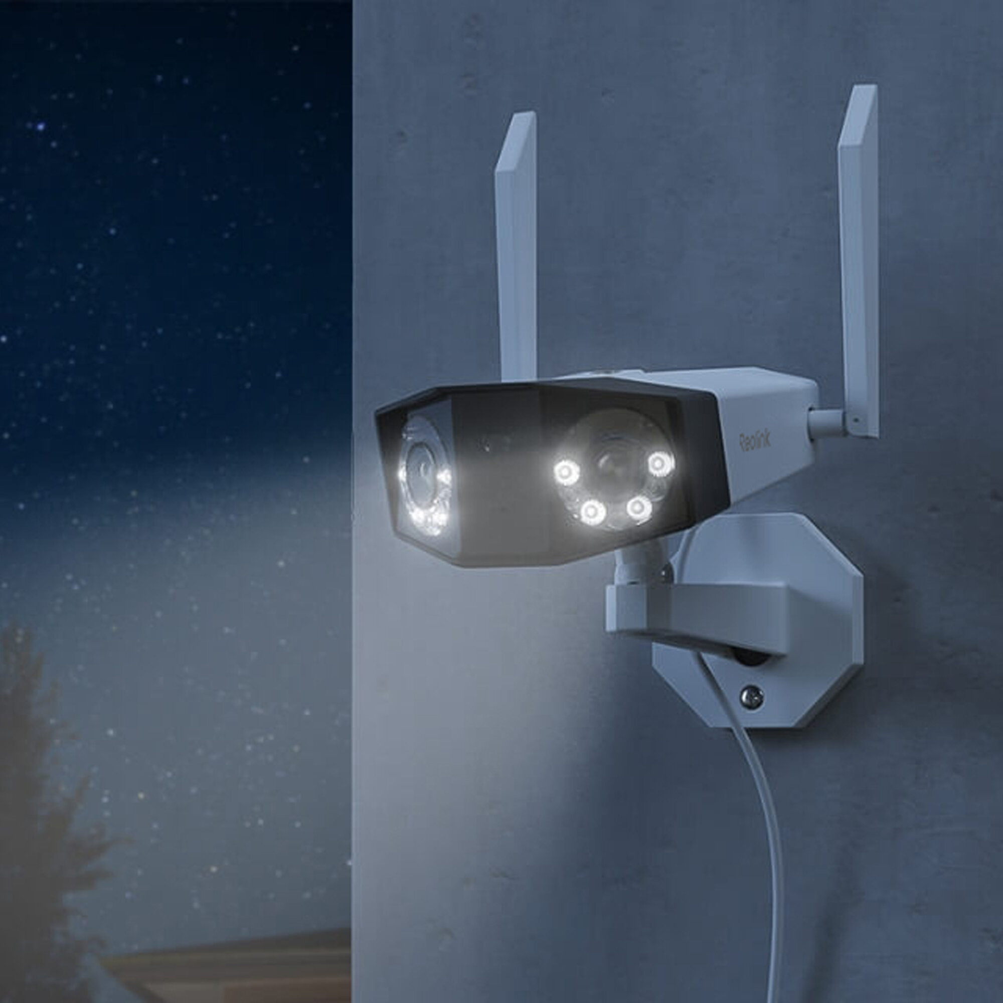 Biała kamera bezpieczeństwa z antenami jest zamontowana na ścianie. Kamera jest podświetlona, z nocnym niebem w tle.