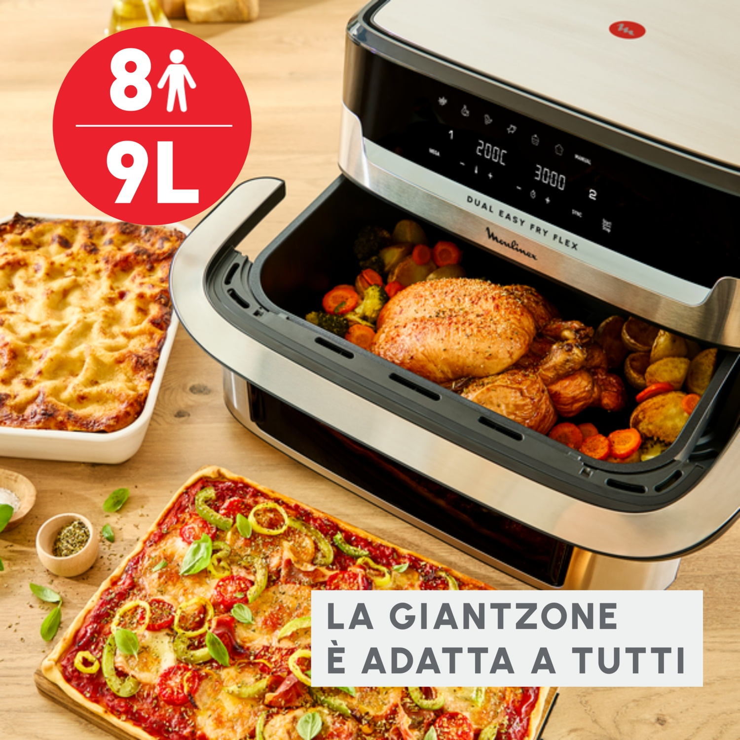 Una friggitrice ad aria con cibo dentro, una lasagna e una pizza su un tavolo di legno. Testo: 'LA GIANTZONE È ADATTA A TUTTI'.