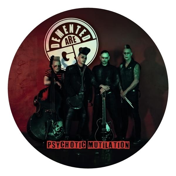Vier Personen posieren. Logo der Band Demented Are Go oben. Text Psychotic Mutilation unten. Instrumente: Gitarre, Bass und Schlagzeug.
