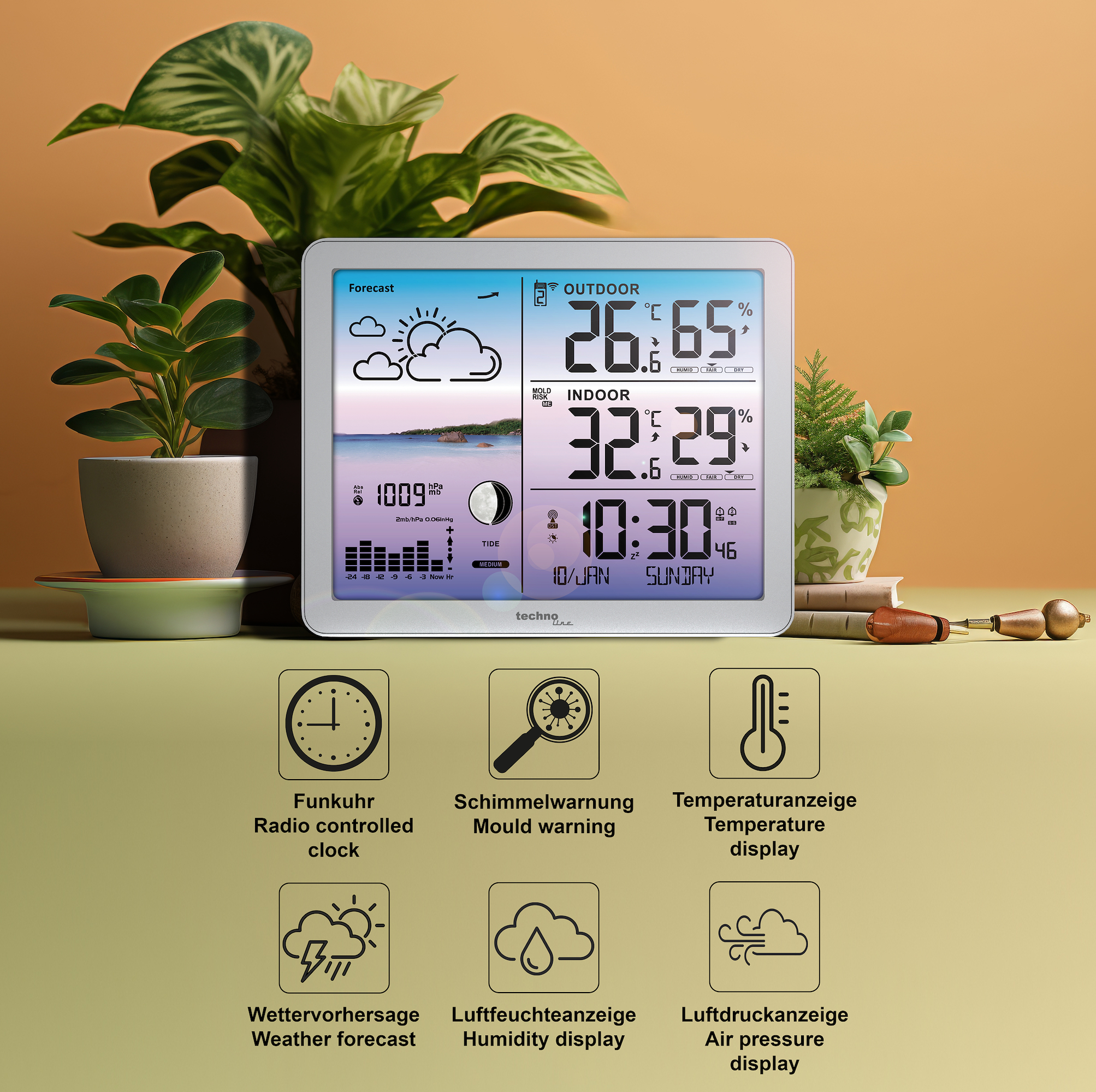 Eine digitale Wetterstation zeigt Außen- und Innentemperaturen, Luftfeuchtigkeit, Uhrzeit, Datum und Wettervorhersage-Symbole an, mit Pflanzen im Hintergrund.