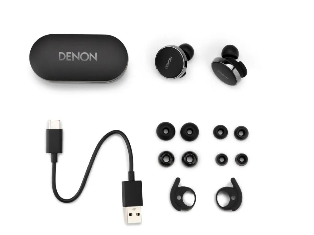 Czarne słuchawki Denon, etui ładujące, kabel USB i wkładki douszne na białym tle. W zestawie różne rozmiary wkładek i podpórek.
