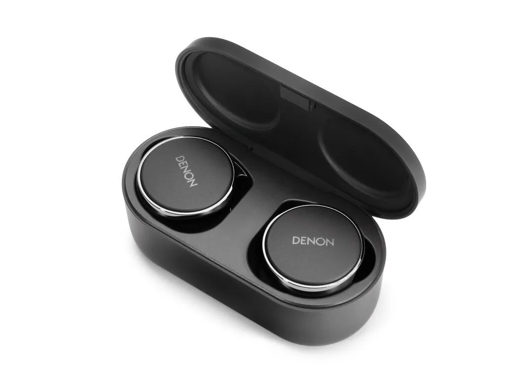 Czarne słuchawki Denon w otwartym etui ładującym. Każda słuchawka ma srebrny pierścień i napis 'DENON'. Etui znajduje się na białej powierzchni.