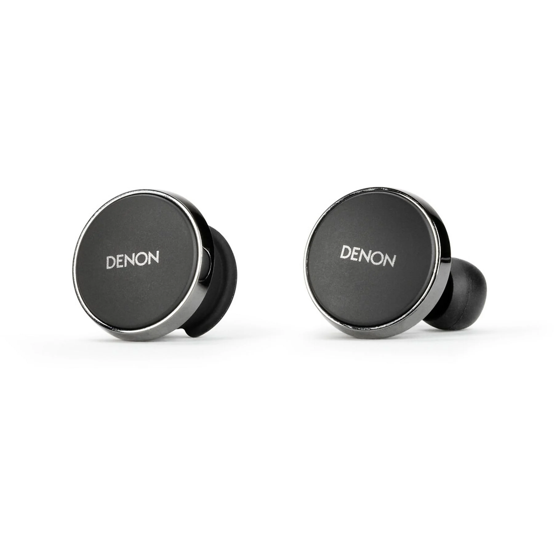 Dwa czarne słuchawki douszne Denon ze srebrnymi obwódkami na białym tle. Logo Denon jest widoczne na każdym słuchawce.