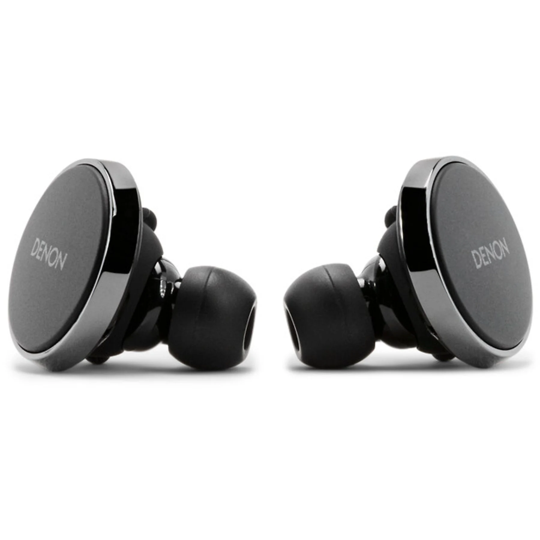 Dwa czarne słuchawki Denon. Każdy ma okrągłą szarą powierzchnię z nazwą marki i chromowaną ramką, czarne końcówki douszne.