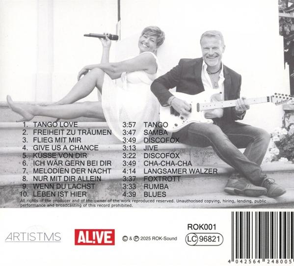 Ein Mann spielt Gitarre, eine Frau hält ein Mikrofon. Trackliste links.