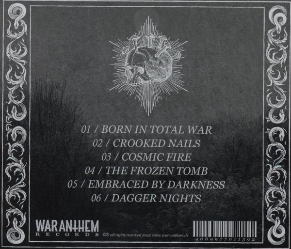 Albumcover mit einem mit Nägeln durchbohrten Schädel oben. Der Text enthält Songtitel und Bandlogo. Begrenzt von einem verzierten Design.