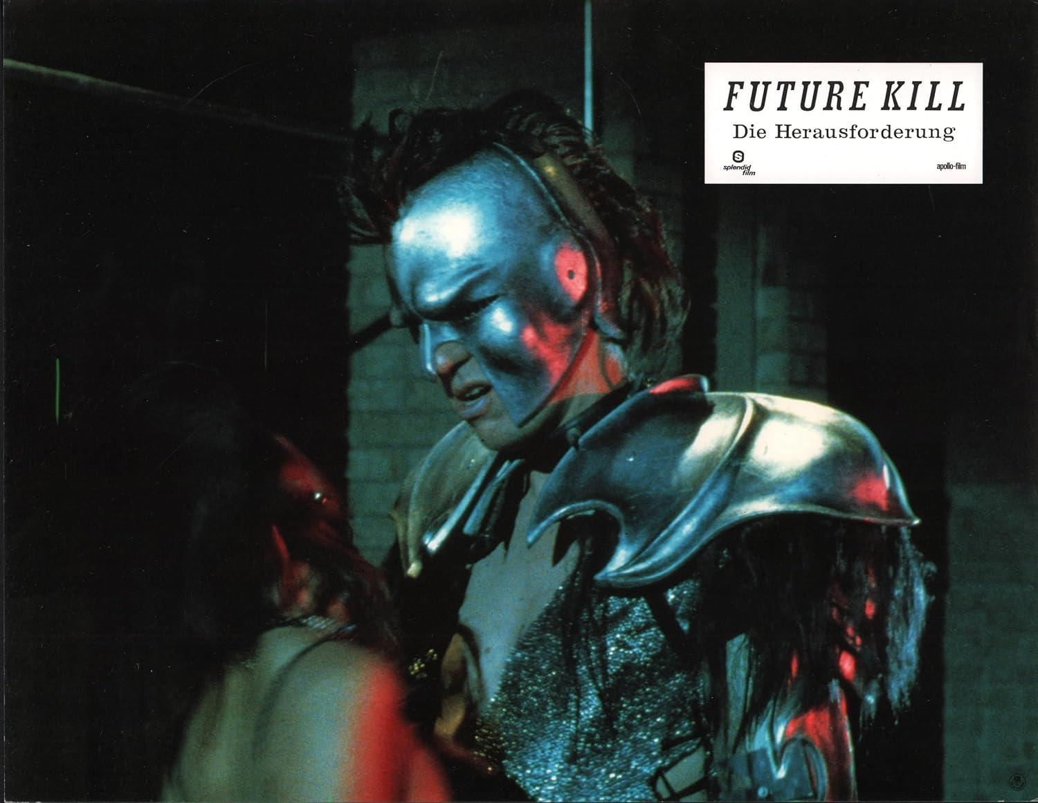 Poster von Future Kill. Eine Person mit futuristischer Rüstung und einem metallischen Gesicht. Titeltext ist weiß auf schwarz.