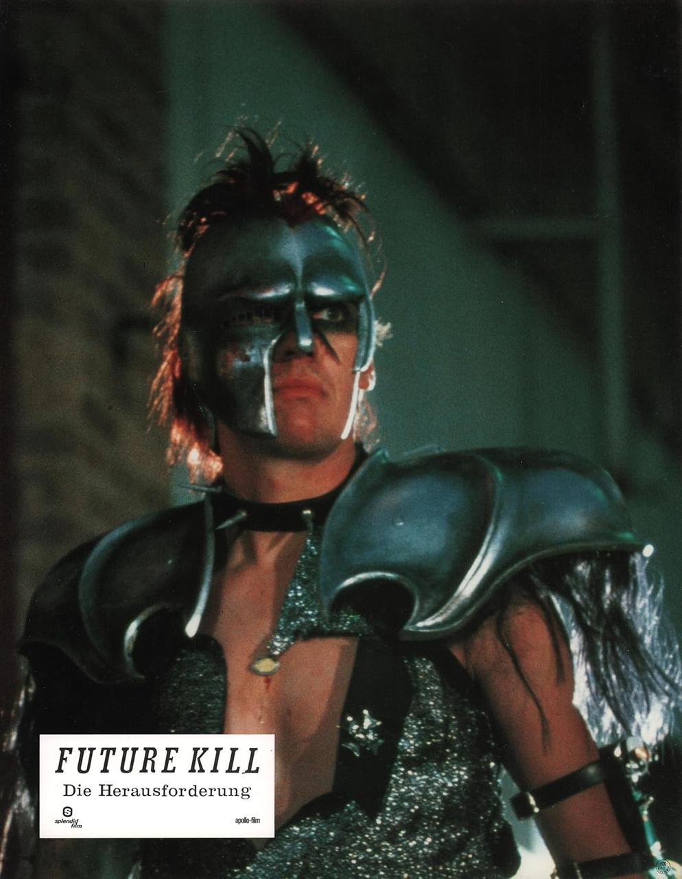 Ein Mann in futuristischer Rüstung und Helm. Der Filmtitel „FUTURE KILL“ ist sichtbar. Die Szene spielt in einer dunklen, möglicherweise Science-Fiction-Umgebung.