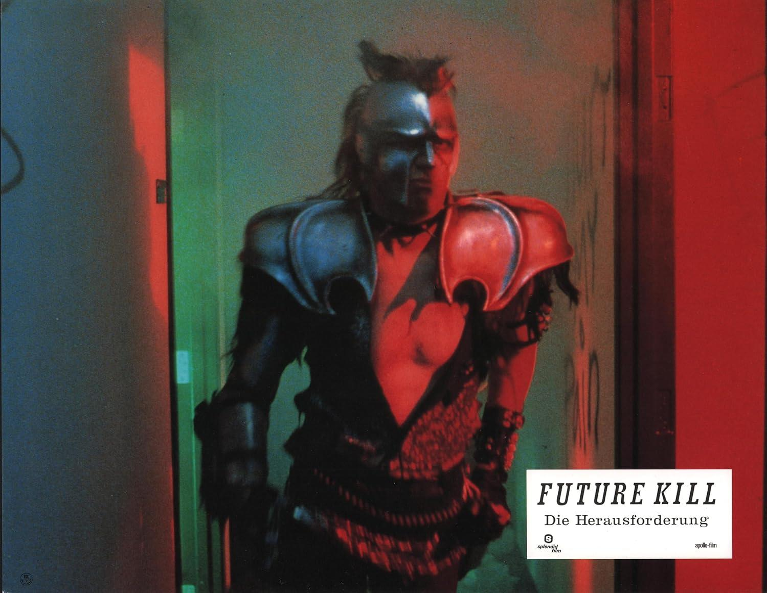 Ein Mann in Rüstung schreitet in einem Raum mit roter und grüner Beleuchtung voran. Der Filmtitel "Future Kill" steht rechts.