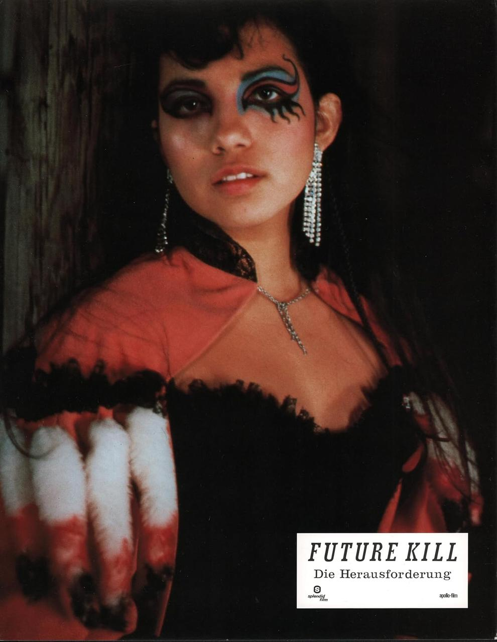 Eine Frau mit dramatischem Augen-Make-up und einem rot-schwarzen Outfit. Im Hintergrund steht der Titel eines Films: "FUTURE KILL".