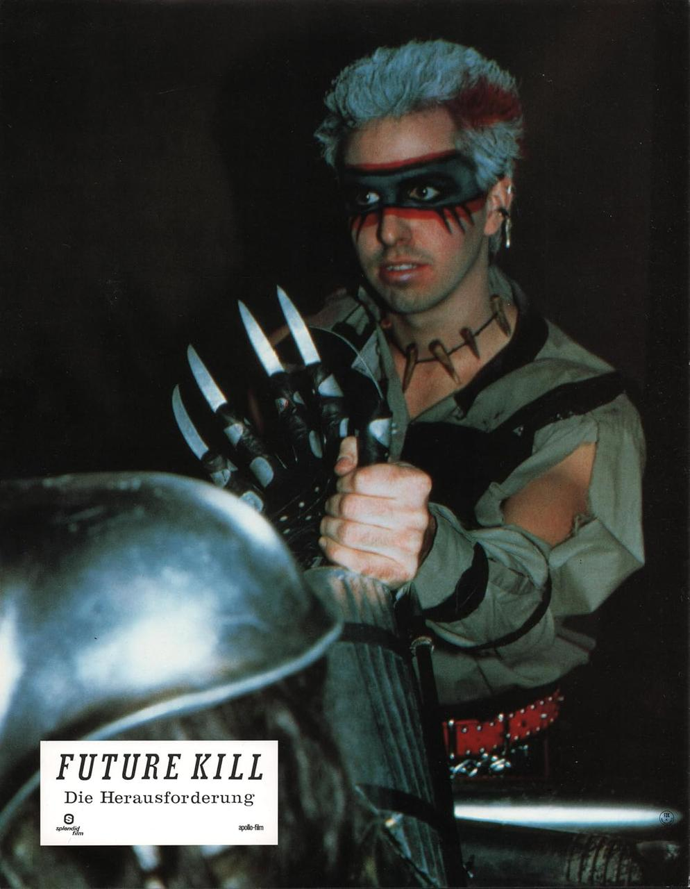 Mann mit Gesichtsbemalung und Klauen, der eine Waffe hält. Titel 'FUTURE KILL' auf einem Filmplakat.