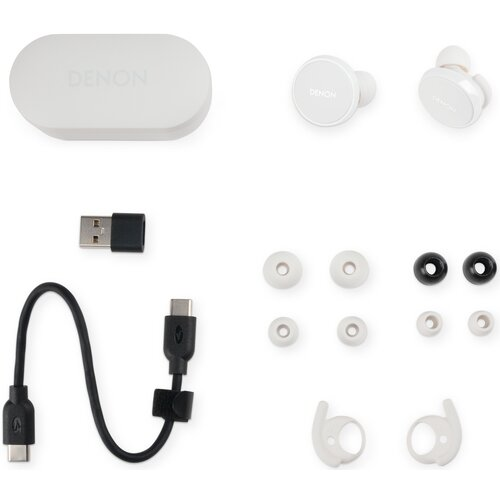 Białe słuchawki, etui i akcesoria Denon. Zawiera kabel USB, wkładki douszne i haczyki na uszy. Ułożone na białym tle.