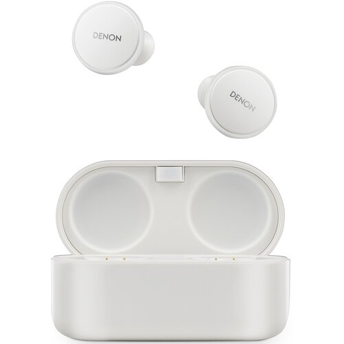 Białe słuchawki Denon i etui ładujące na białym tle. Słuchawki nad etui z logo Denon. Etui jest otwarte.