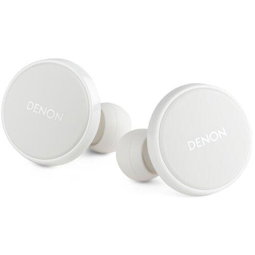 Dwa białe bezprzewodowe słuchawki douszne Denon. Każda ma okrągły korpus z nadrukiem Denon.