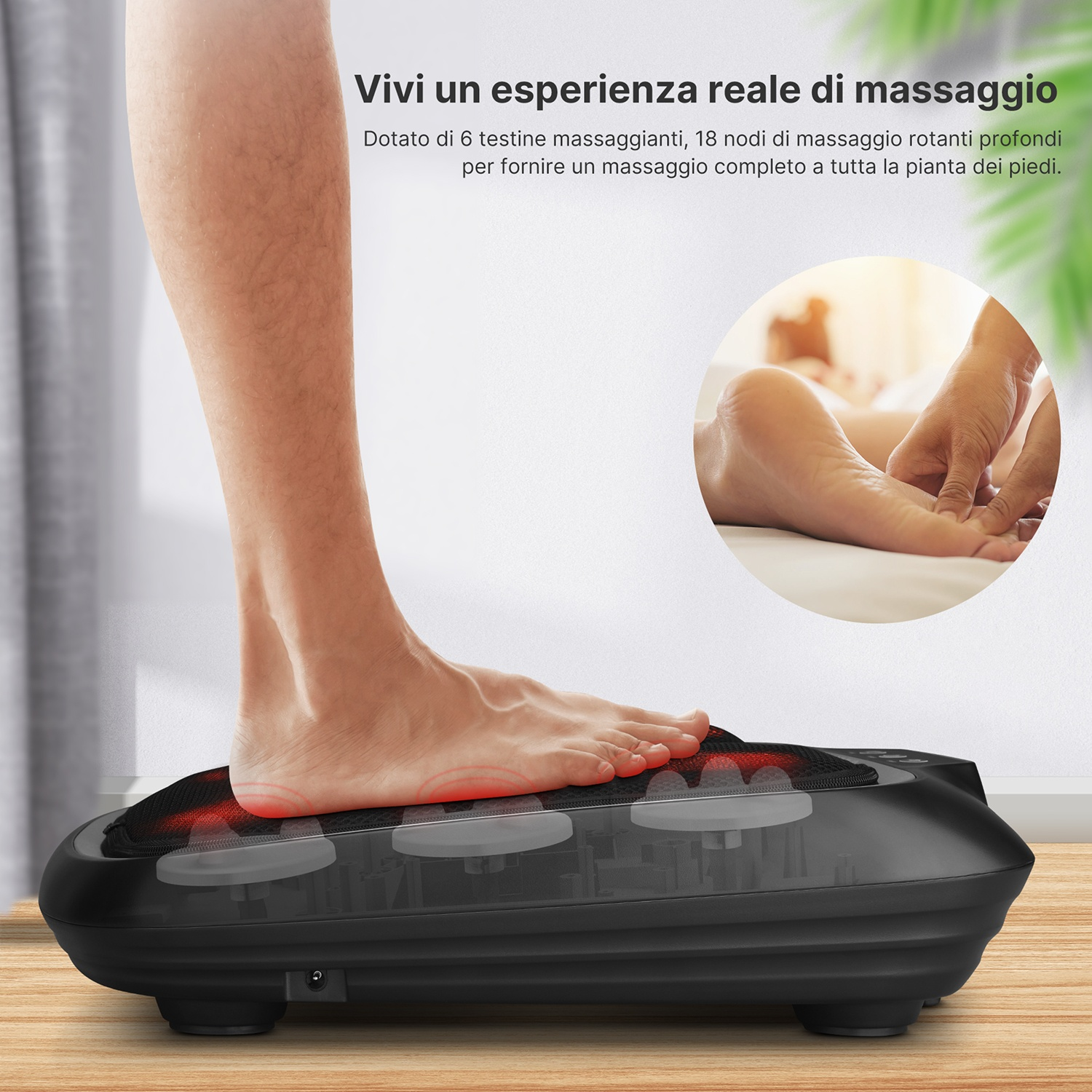 Il piede di una persona è su un massaggiatore per piedi nero. Il piede è evidenziato in rosso. Sullo sfondo, un altro piede viene massaggiato.