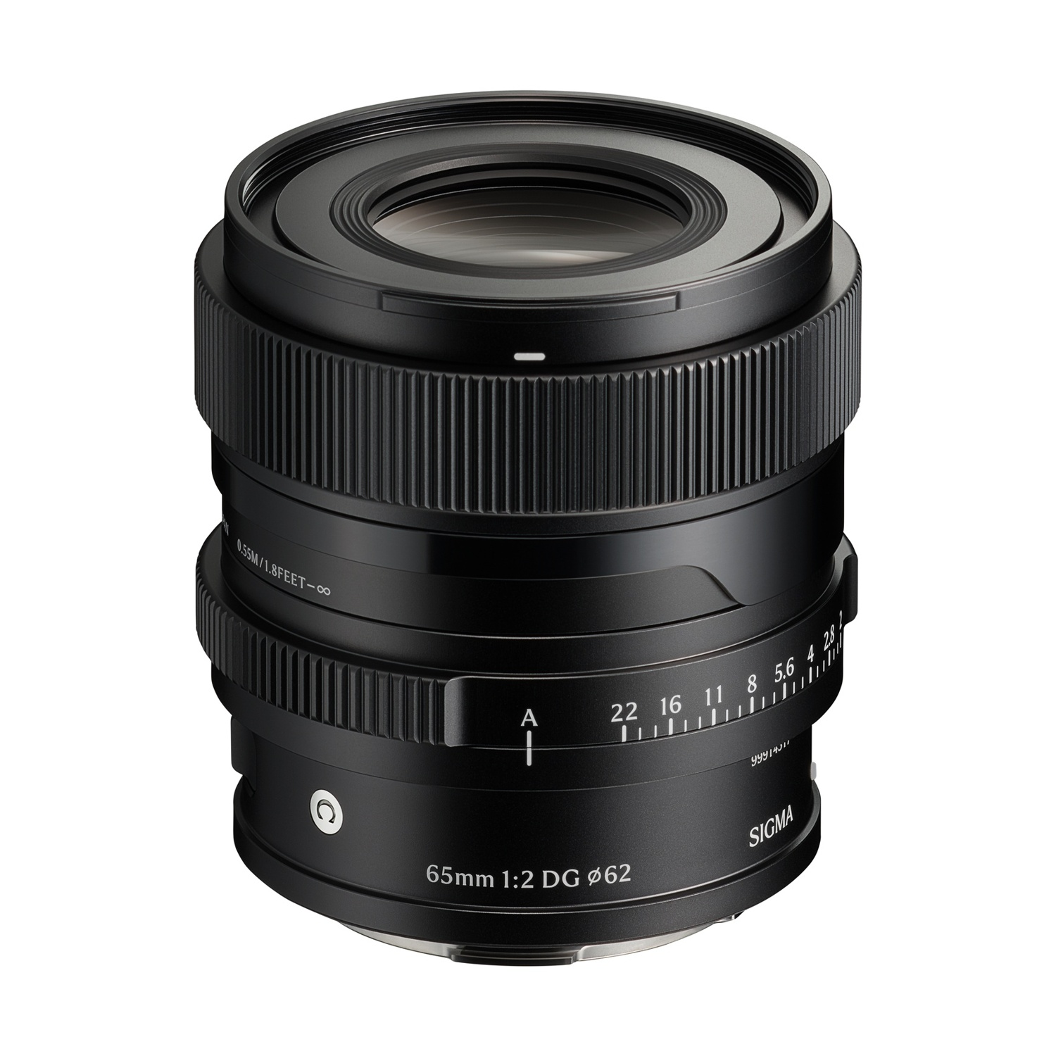 Un obiettivo Sigma 65mm nero con ghiere di messa a fuoco e apertura. Le marcature includono lunghezza focale, apertura e numero di serie. Sfondo bianco.