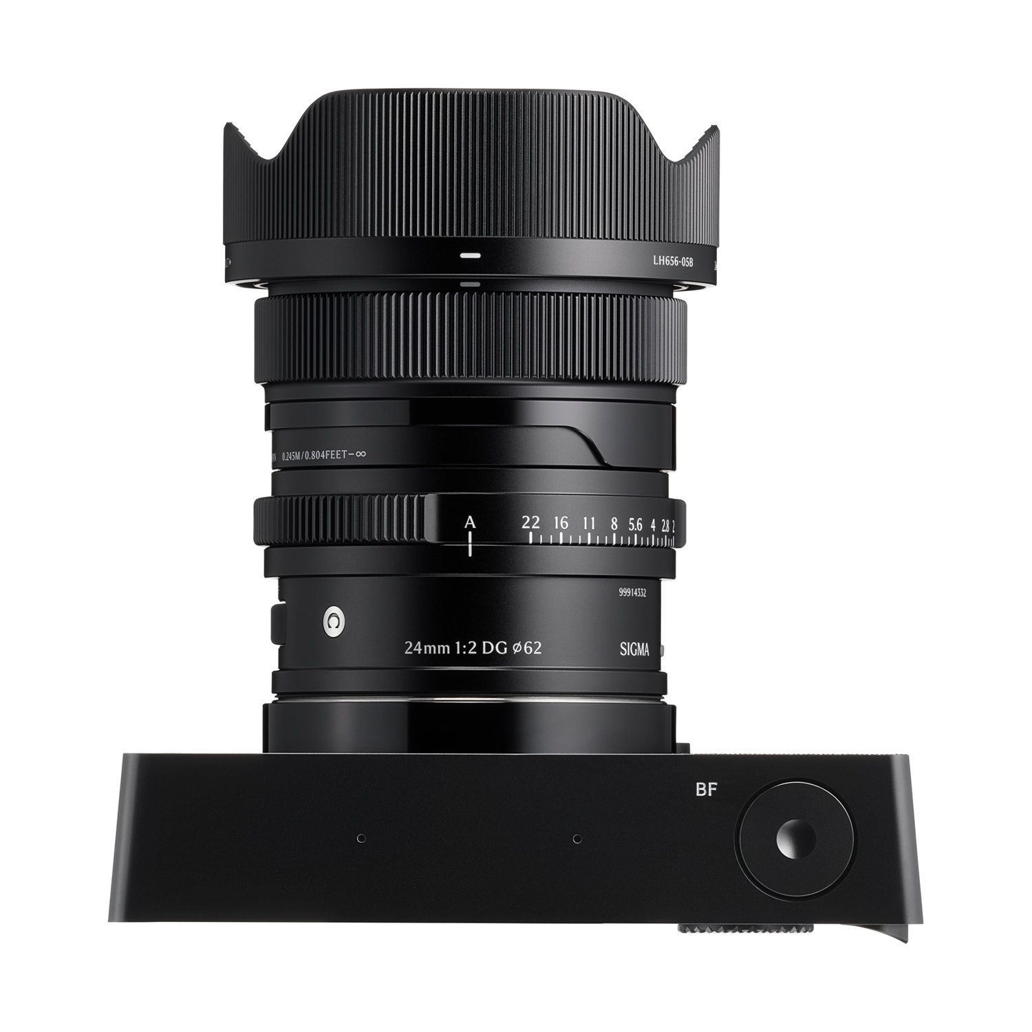 Un obiettivo per fotocamera Sigma 24mm nero è centrato. L'obiettivo ha un paraluce e anelli di regolazione. Il corpo macchina è nero con un pulsante.