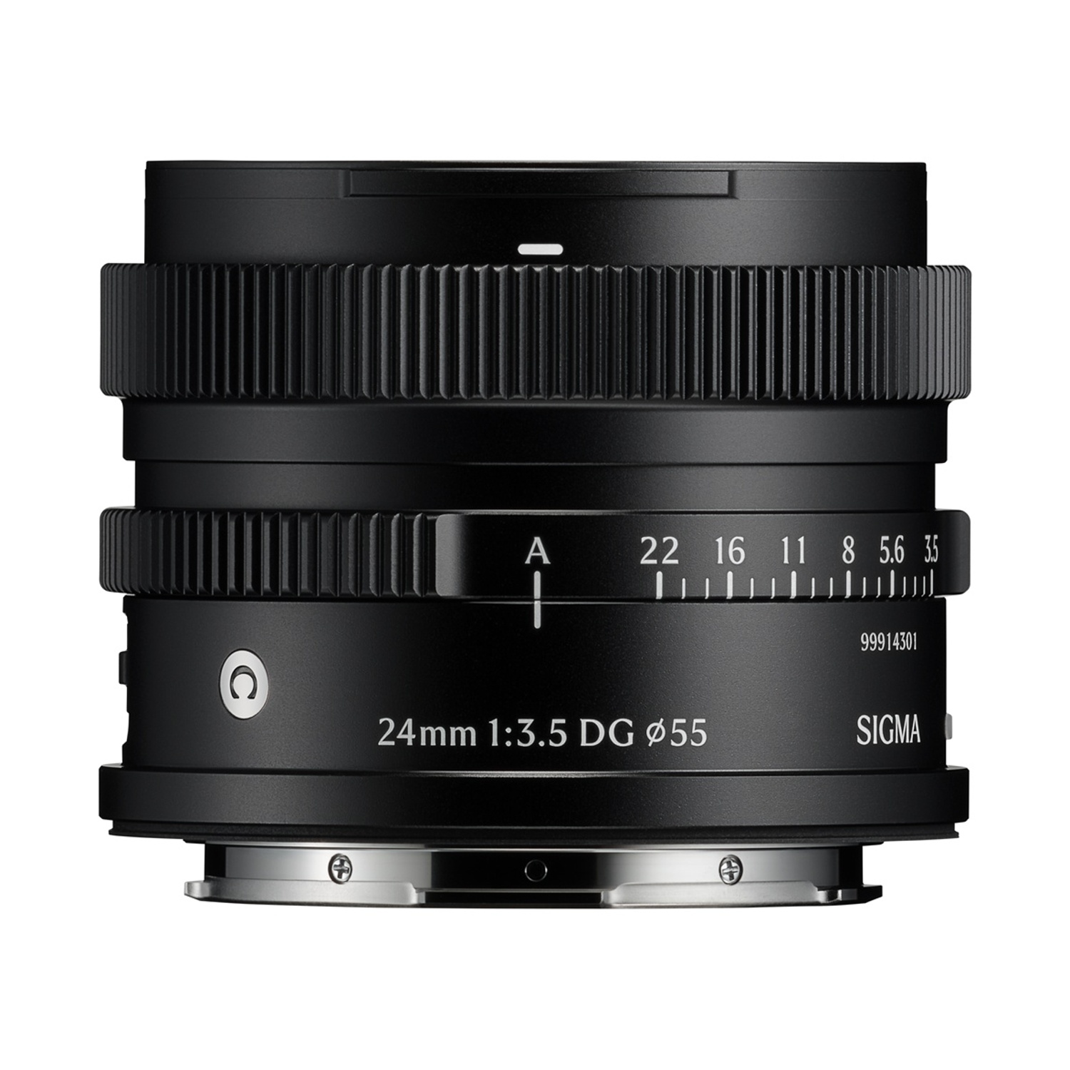 Obiettivo Sigma 24mm 1:3.5 DG nero. Ha indicazioni per apertura e messa a fuoco. L'obiettivo è cilindrico con anelli scanalati.